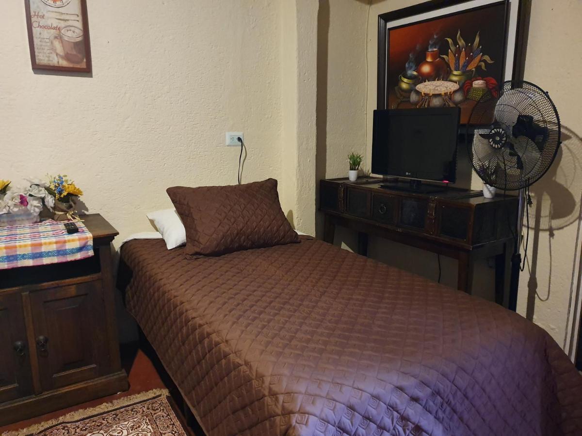 Bed and Breakfast Parrot House Antigua Exterior foto